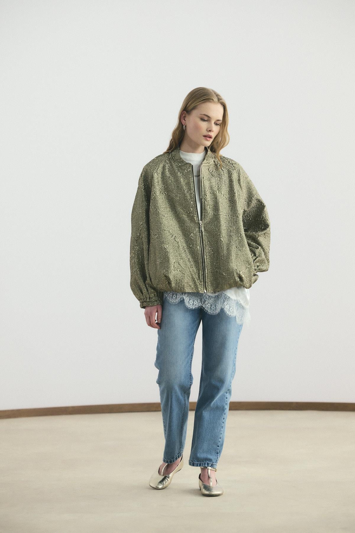 Ekru renk dantel detaylı etek ucu şeritli kadın içlik.