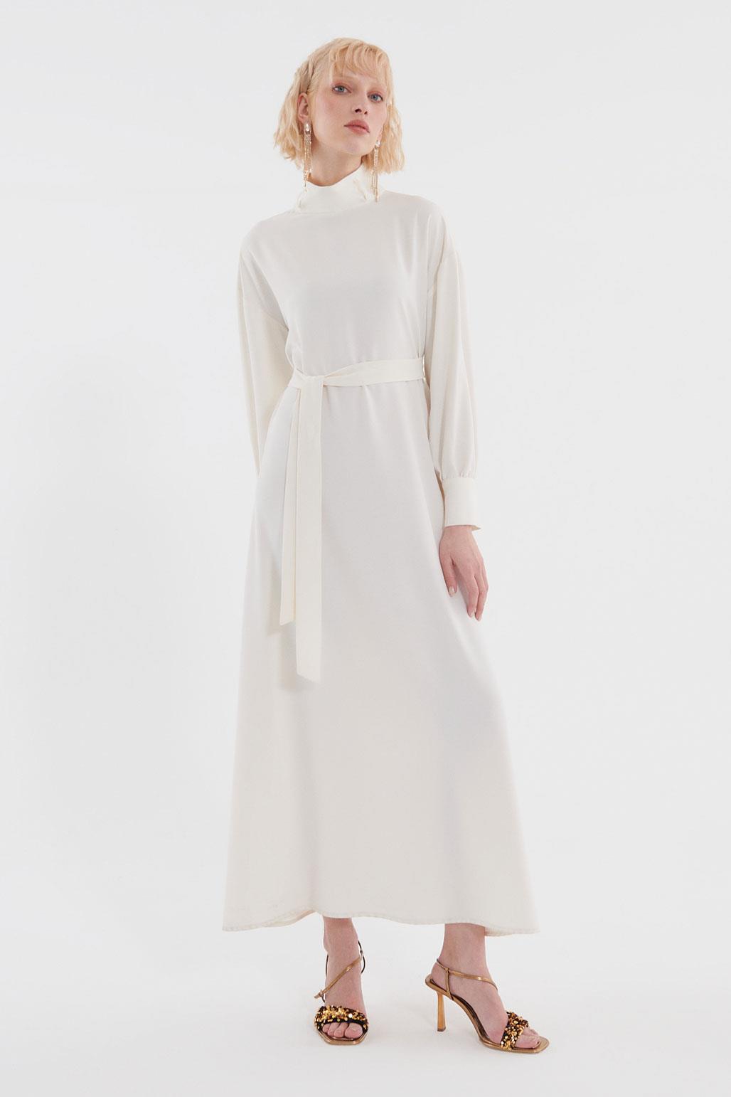 Dik Yaka Kuşaklı Krep Elbise Ekru