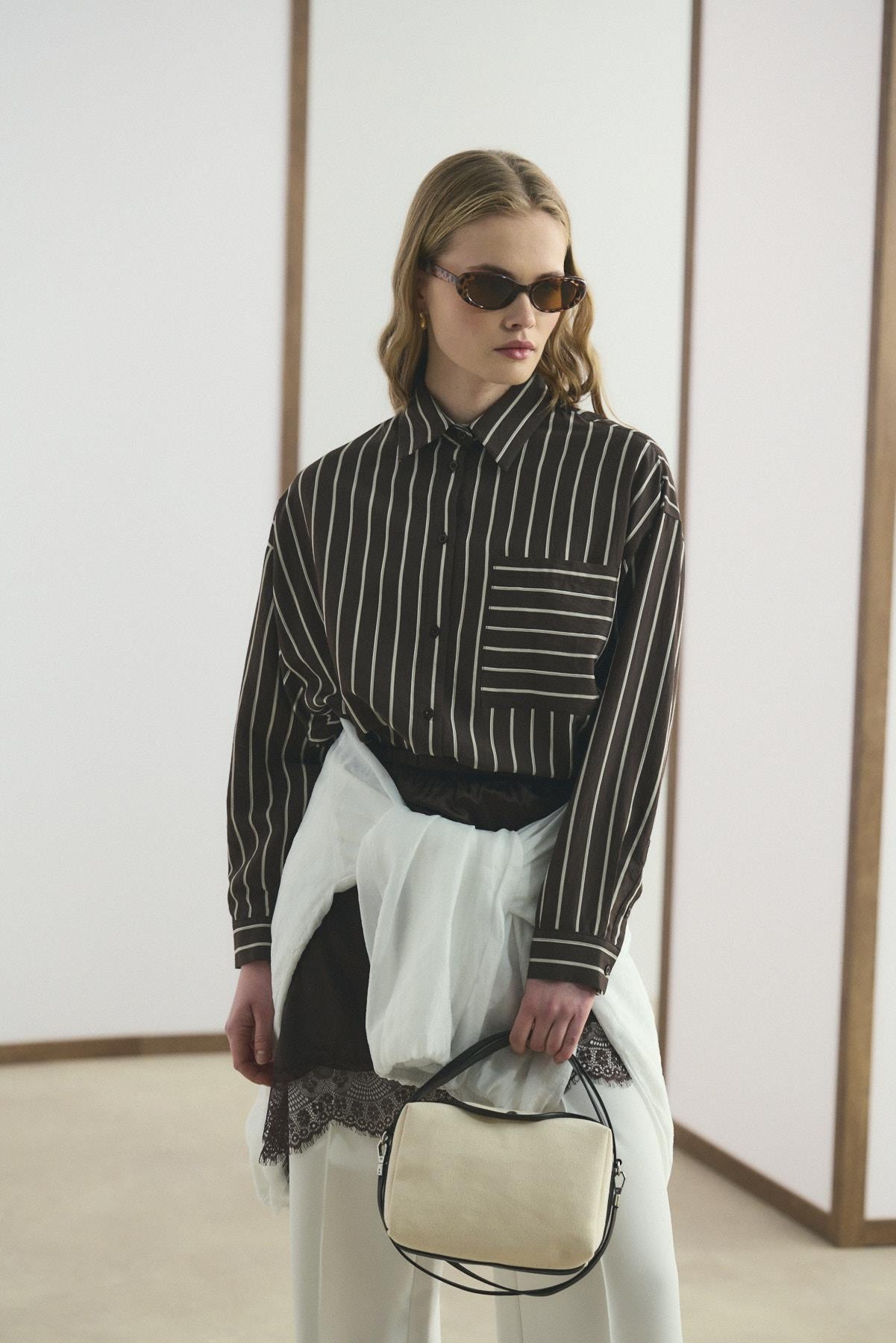 Dantel işlemeli kahverengi renk etek içlik günlük ve şık kullanım.