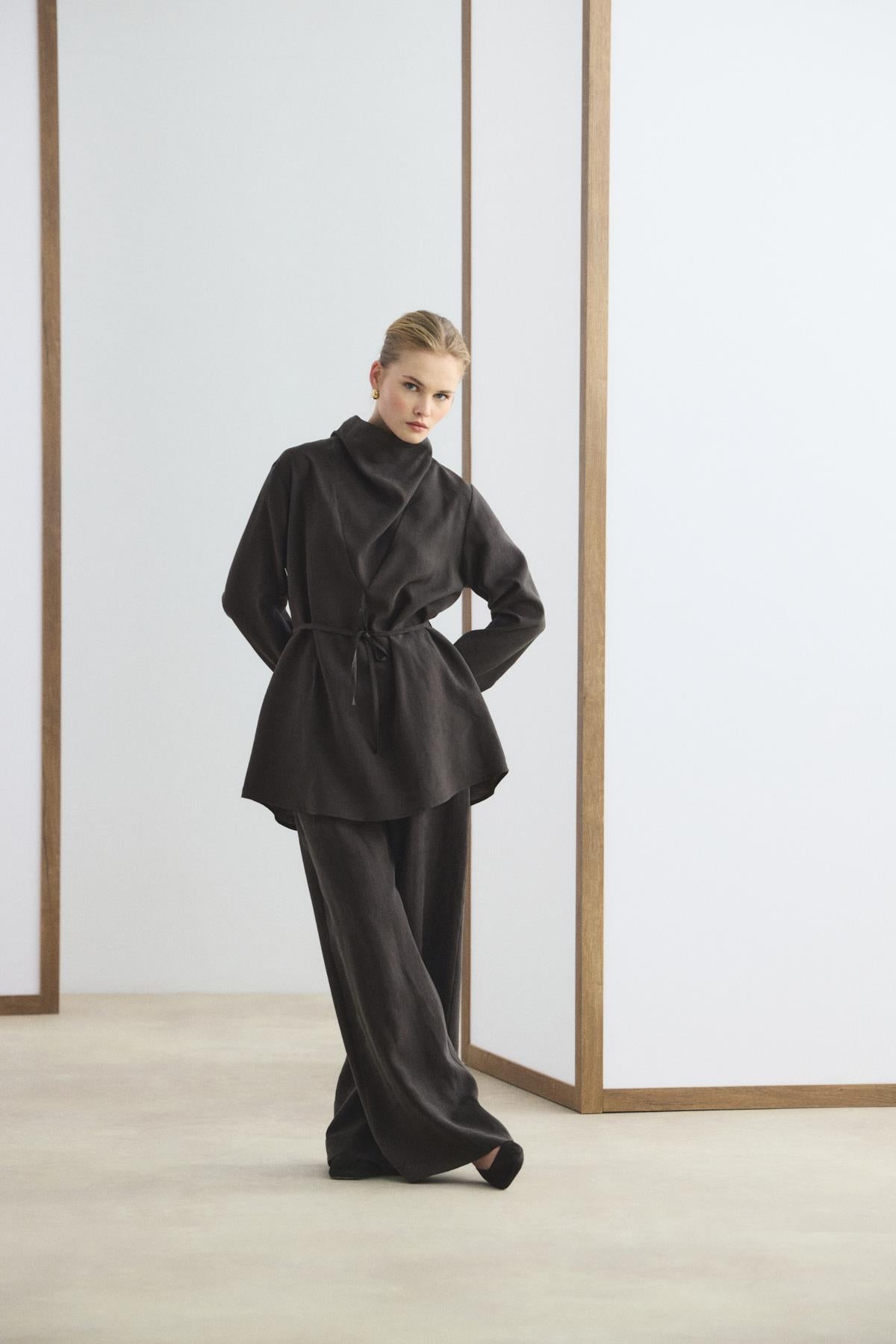 Akıcı Drape Yaka Formuyla Acı Kahve İkili Takım
