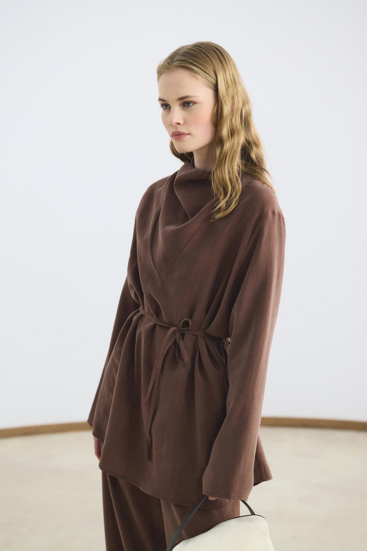 Zarif Duruşlu Drape Yaka Detaylı Kestane Takım