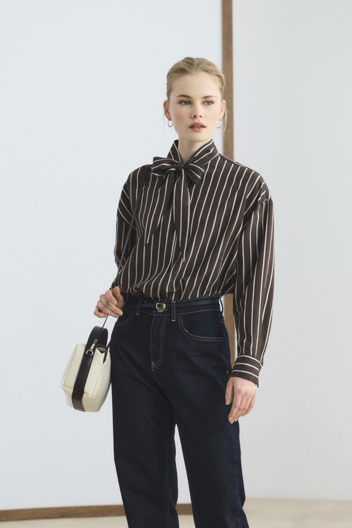 Kahverengi Fularlı Çizgili Gömlek