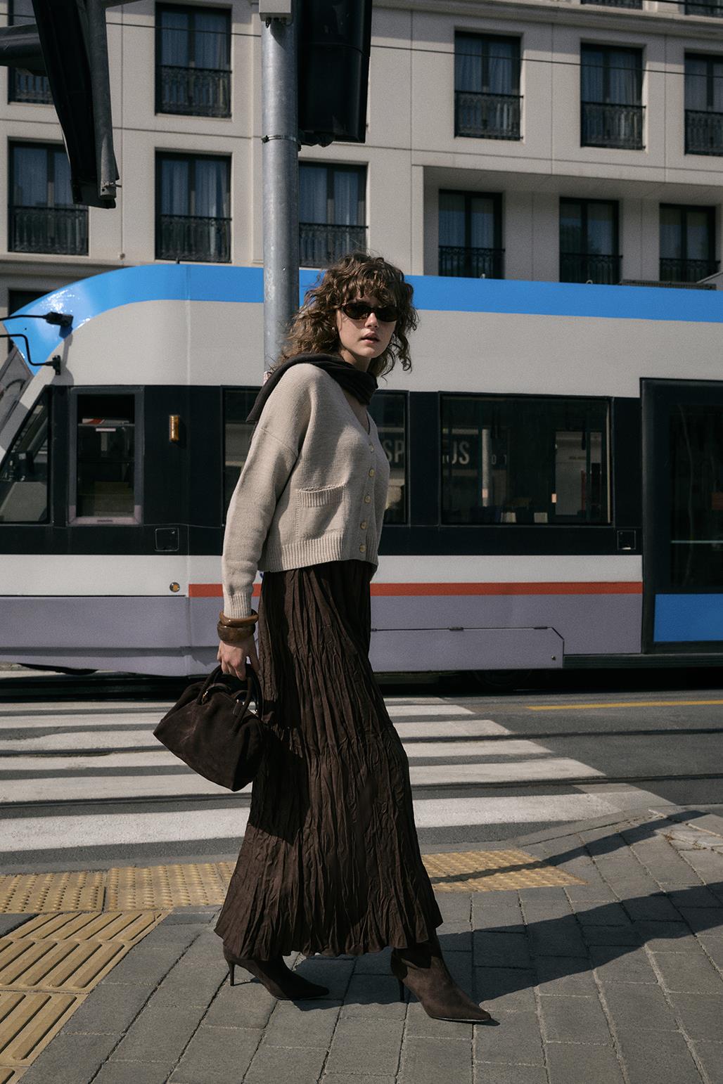 Gold Düğmeli Triko Hırka Taş