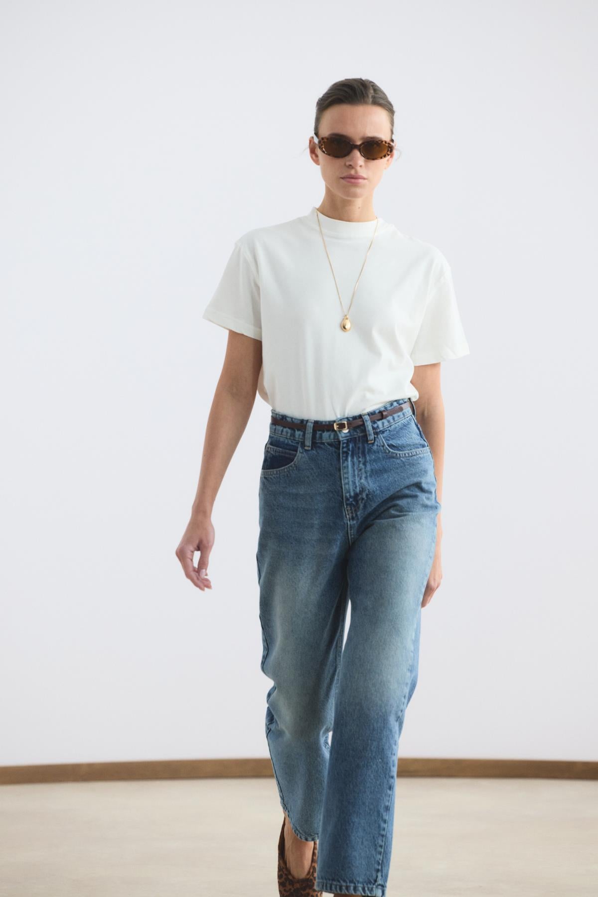 Ayarlanabilir mekanizmalı gold tokalı bordo renk ince kadın kemeri.