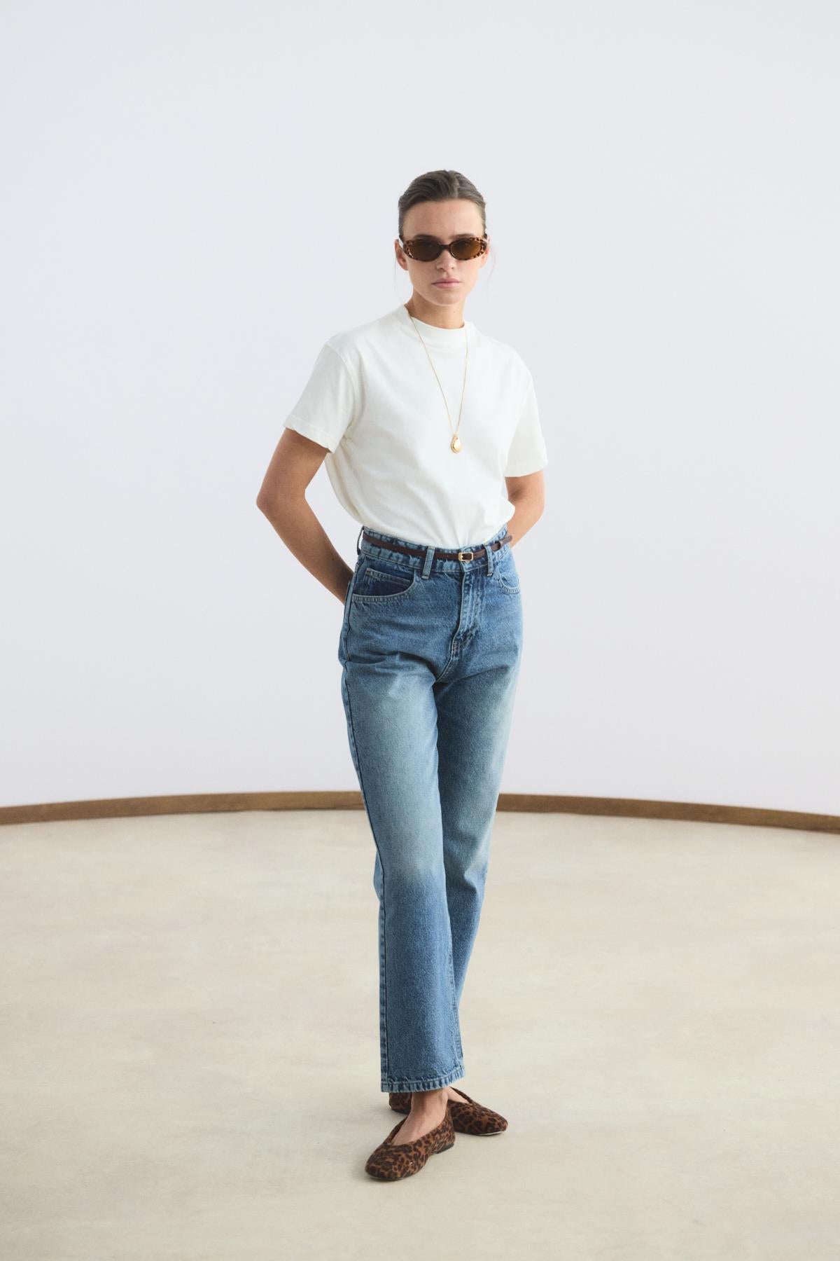 Bordo renk ince deri kemer gold metal toka detaylı.