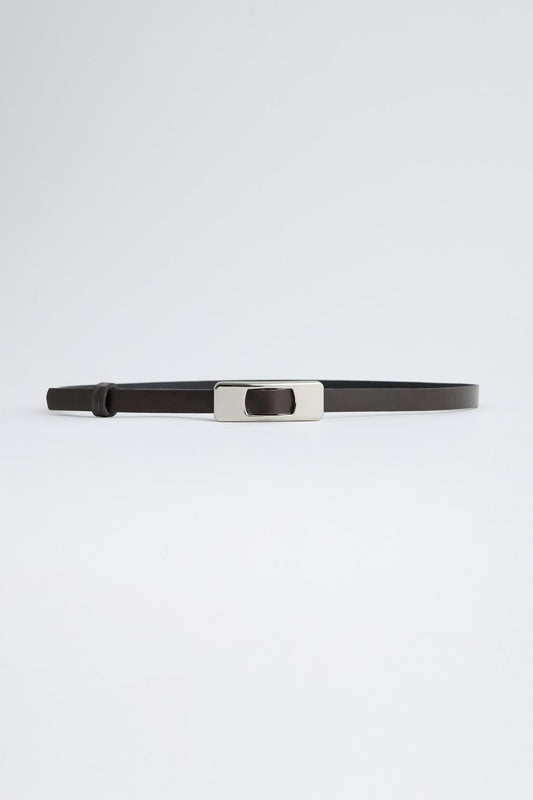 Gümüş dikdörtgen tokalı siyah ince kemer modeli.