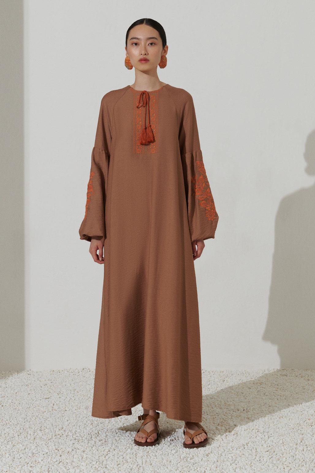Kol Yaka Nakış Detaylı Elbise Camel