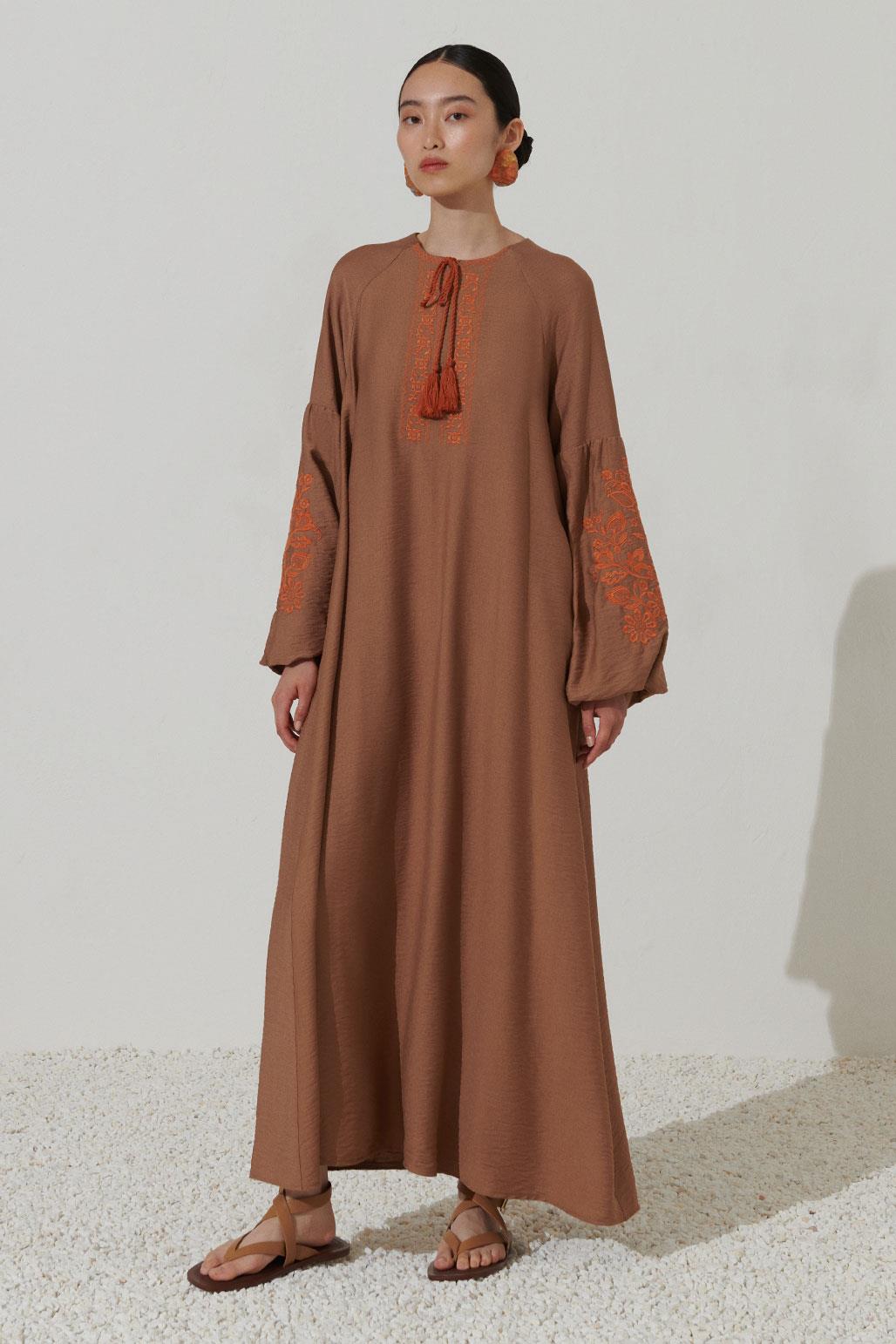 Kol Yaka Nakış Detaylı Elbise Camel