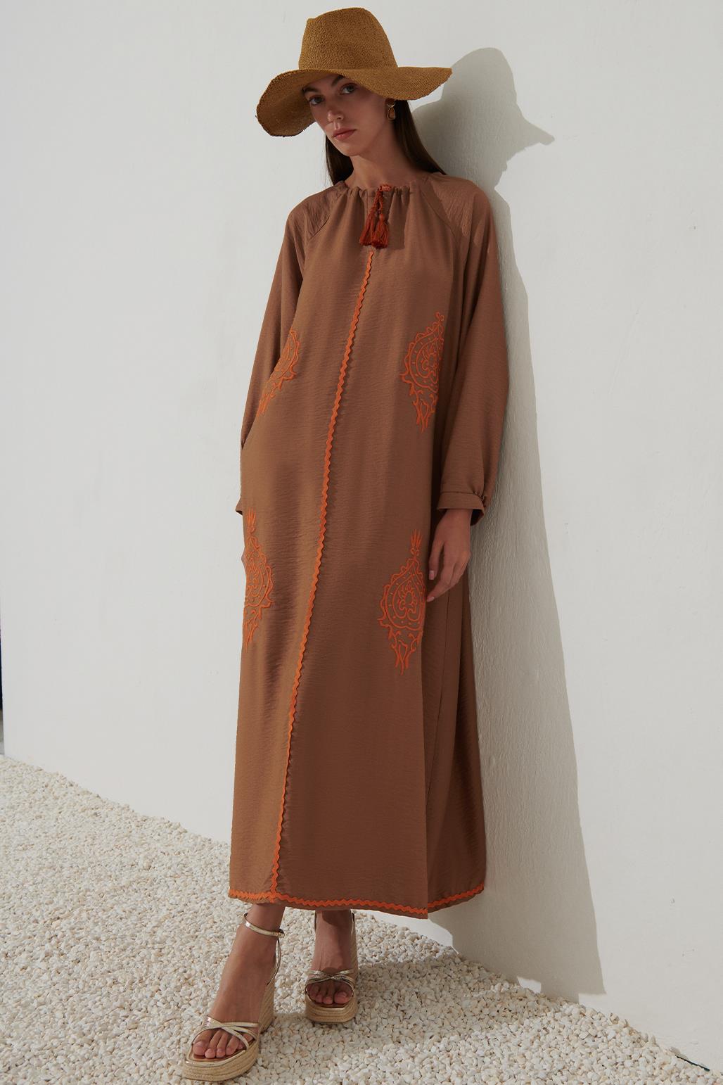 Nakışlı Kol Detaylı Keten Elbise Camel