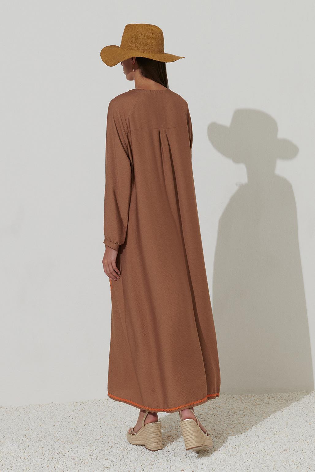 Nakışlı Kol Detaylı Keten Elbise Camel